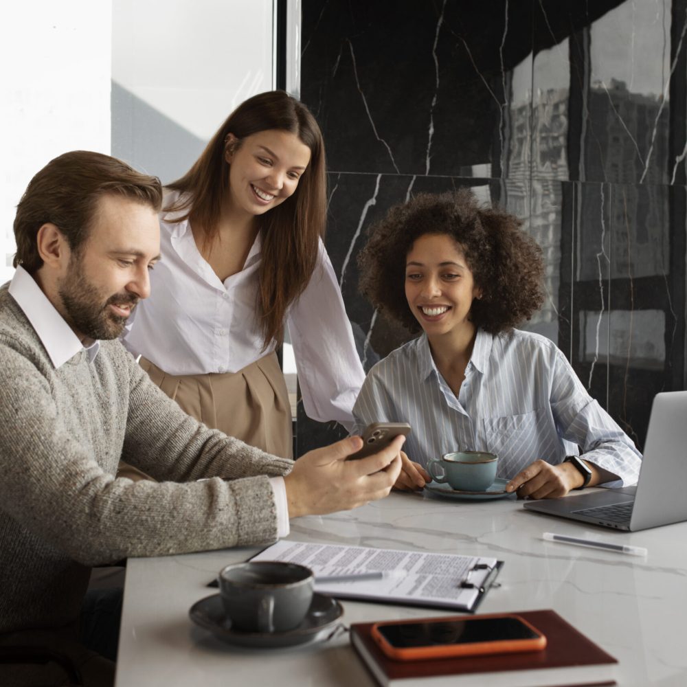 colegas-sorridentes-de-tiro-medio-no-trabalho colegas-sorridentes-de-tiro-medio-no-trabalho